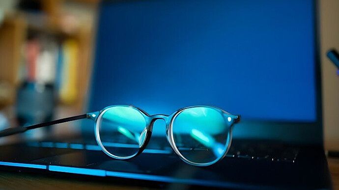Óculos de Luz Azul: Proteja Seus Olhos e Sua Energia